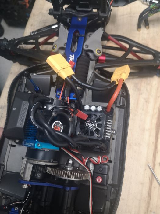 Traxxas summit brushless max 8 combo