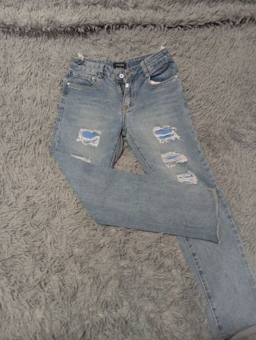 Двоє порваних джинсів, безкоштовно