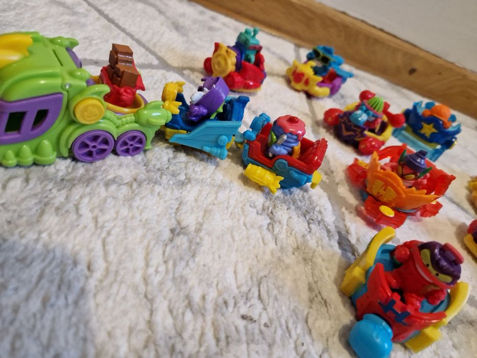 14 pojazdów/ samochodzików + 14 figurki SUPER ZINGS/SUPER THINGS