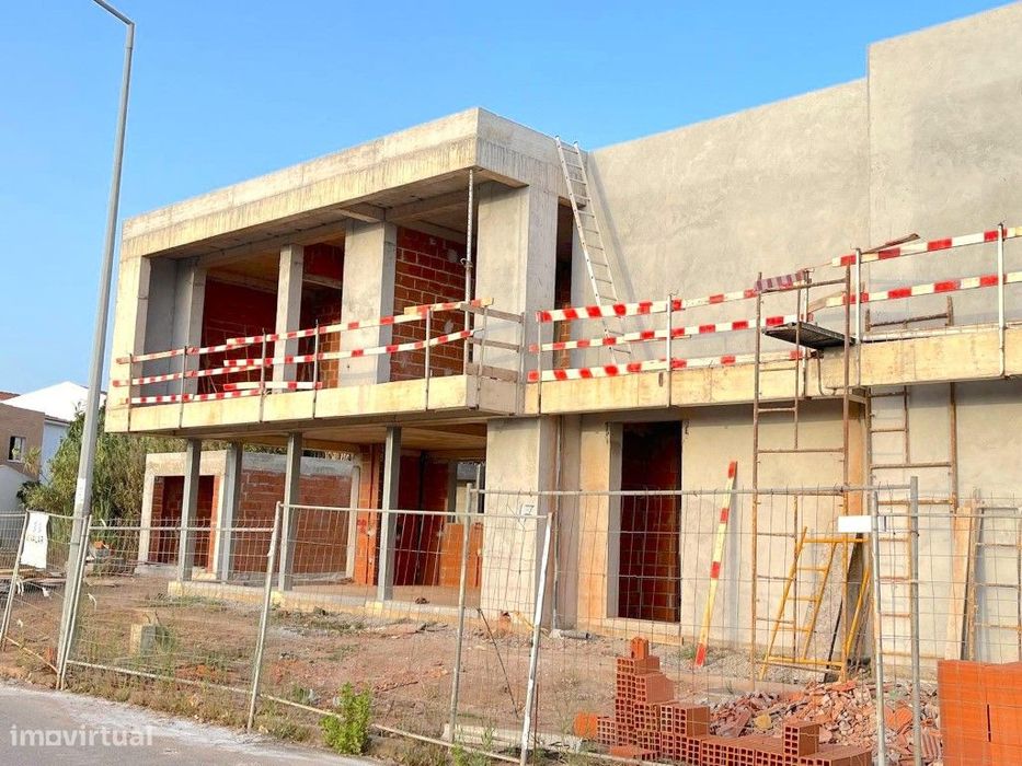 Moradia contemporânea T4 com piscina e vista mar, a 4 minutos da pr...
