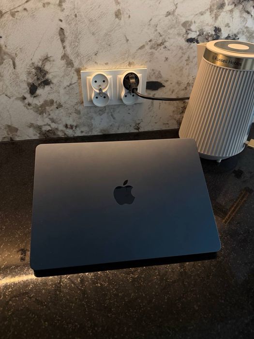 Apple MacBook Air 2022 | 13.6" | M2 8 GB | 256 GB SSD | 8-Core GPU |