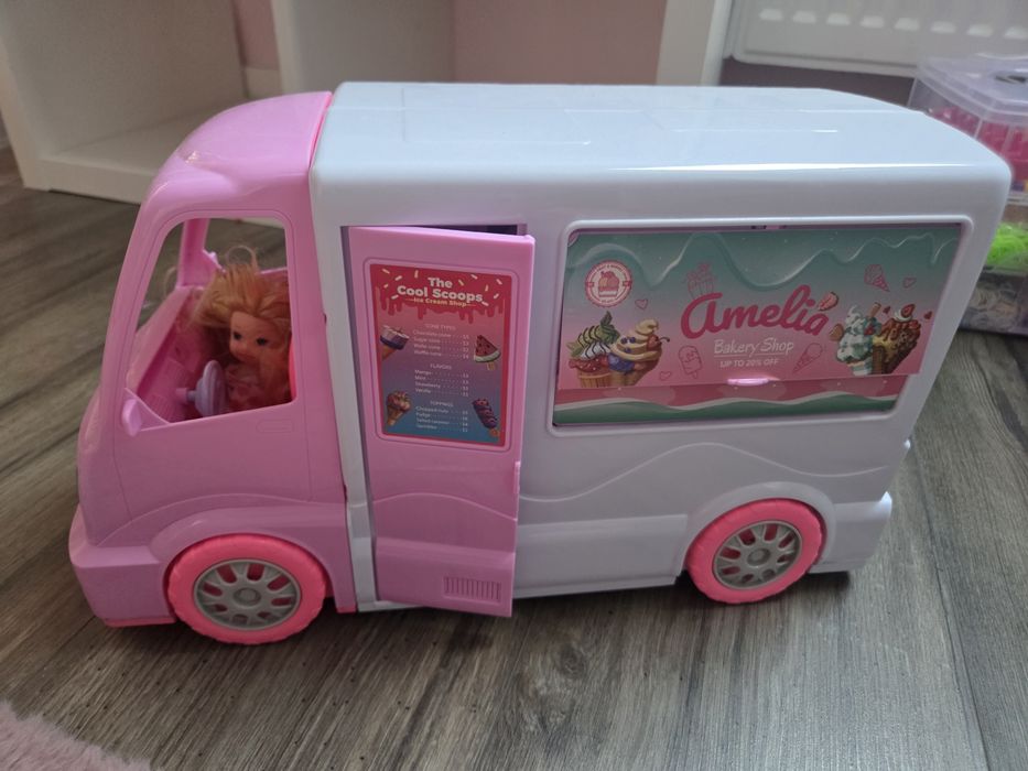 Autko kawiarnia i mini lalka