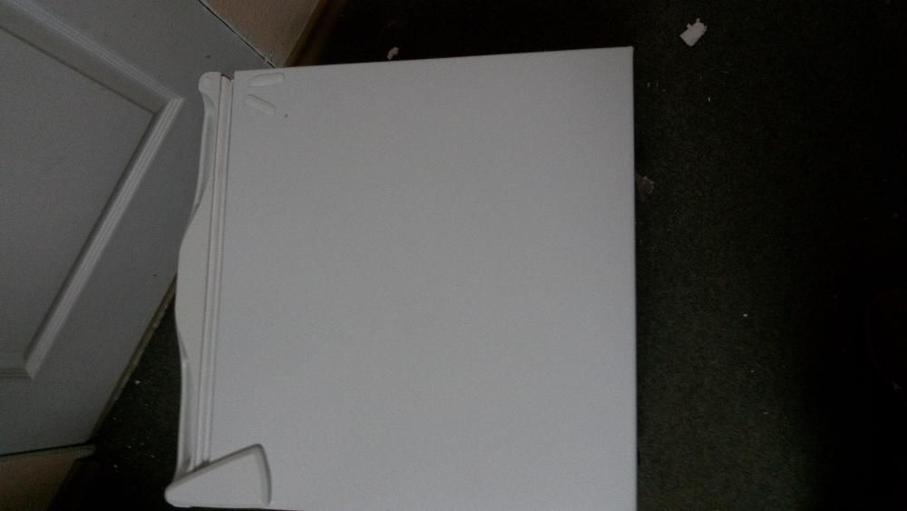 Продам новый мини-холодильник (маленький холодильник) Samsung SRG-058