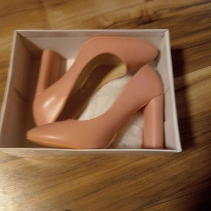 Buty pudrowy róż na slupku