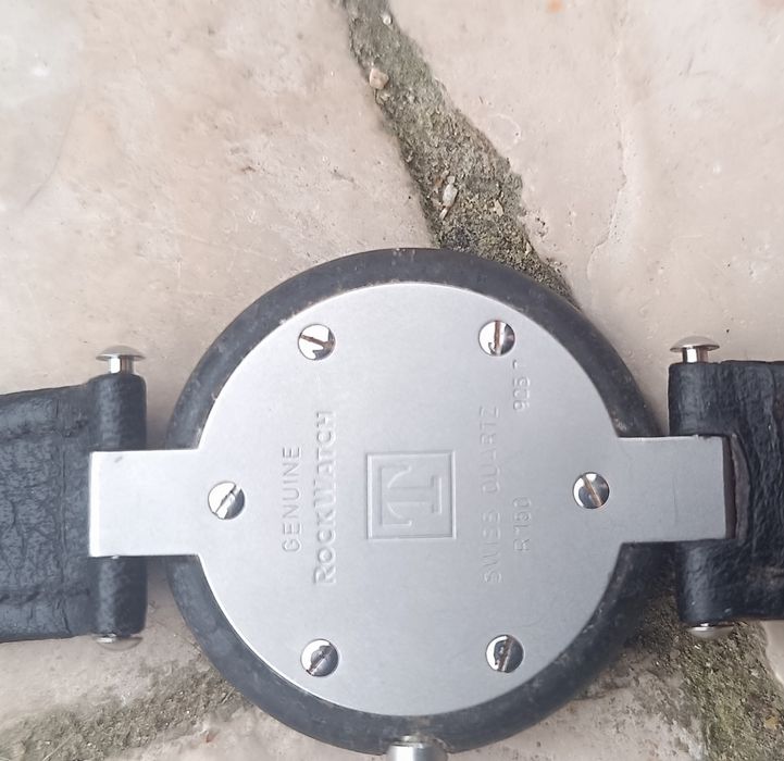Relógio Tissot RockWatch  modelo R150  sem fendas, lascas ou riscos profundos no mineral