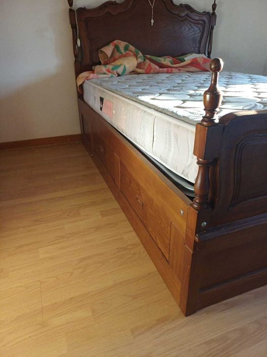 Mobília de quarto de casal com gavetões