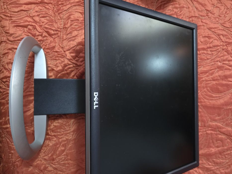 Dois Monitores de 17 e 18 polegadas