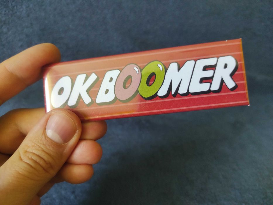 Przypinka OK Boomer guma podłużna