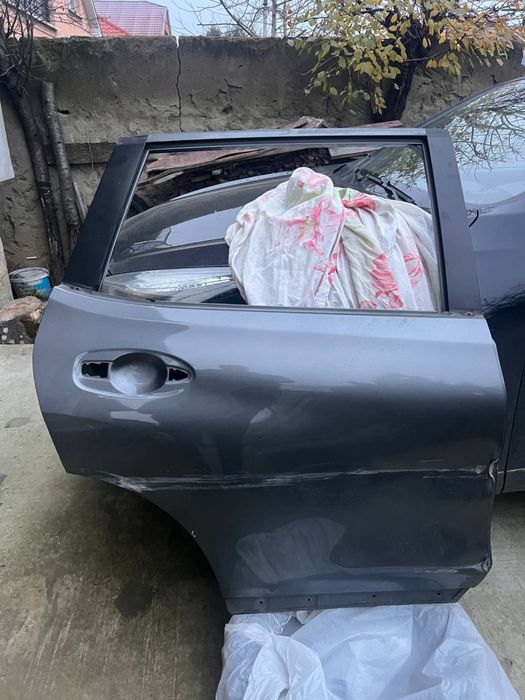 Продам двері задні праві Nissan Rogue t-32 під відновлення.