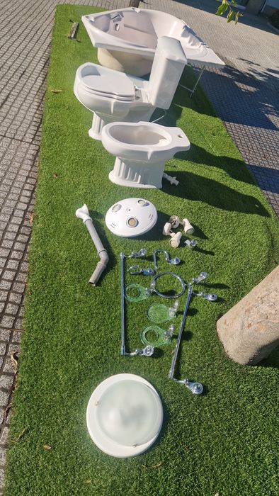 Loiça de casa de banho, sanita, bidé, banheira, base...