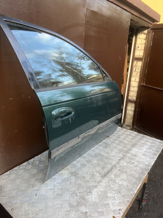 Стекло дверь правая Toyota avensis t22 год 2001 авенсис т22