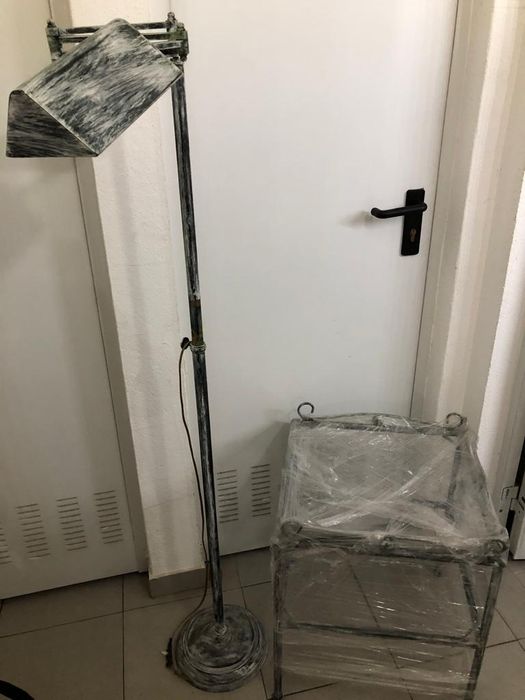 Mesa e candeeiro de pé em ferro