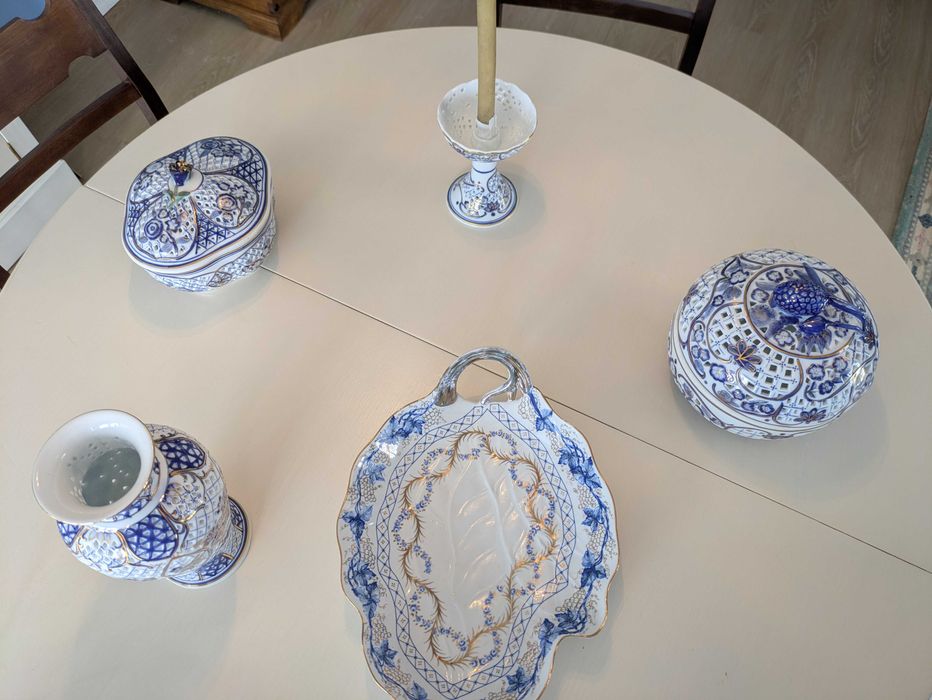 Conjunto de cinco elementos em fina porcelana, tons azul e dourado