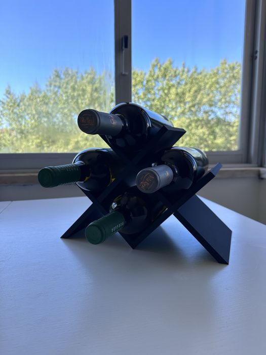 Mini Adega 3D para 4 Garrafas – Resistente e Moderna