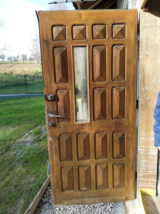 Drewniane drzwi na budowę.