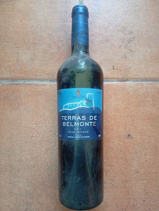 Vinhos antigos de várias regiões e castas