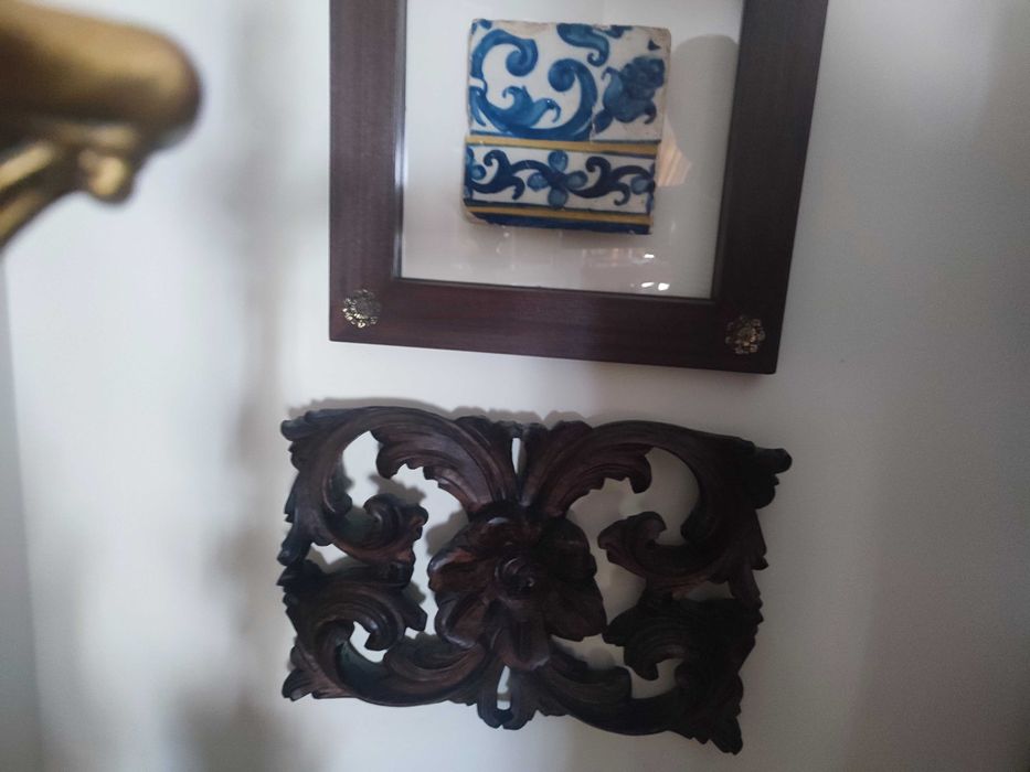 Talha rendada em madeira preparada para aplicação na parede