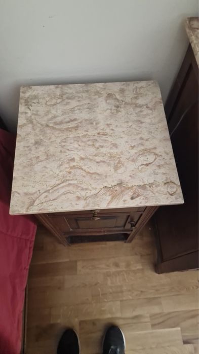 Quarto clássico, cama, cómoda e mesas de cabeceira