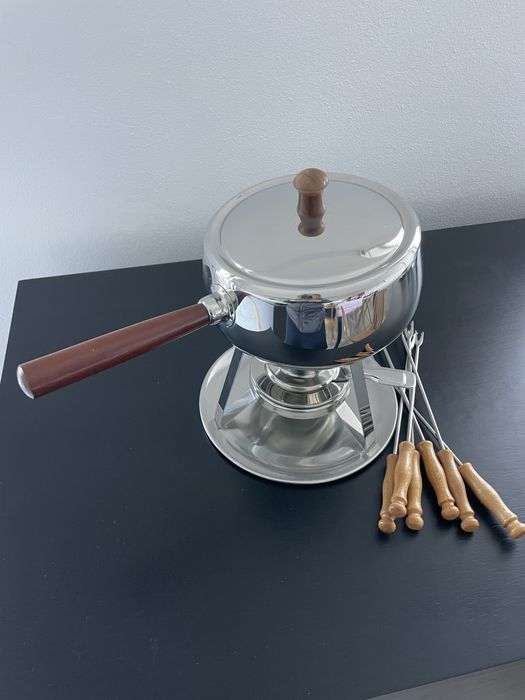 Fondue em aço inox e pega em madeira