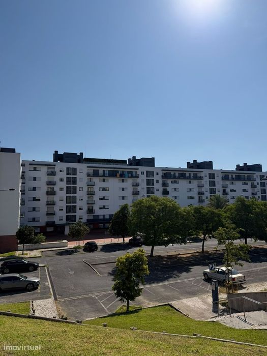 Apartamento T2 com Varanda e Garagem em Telheiras