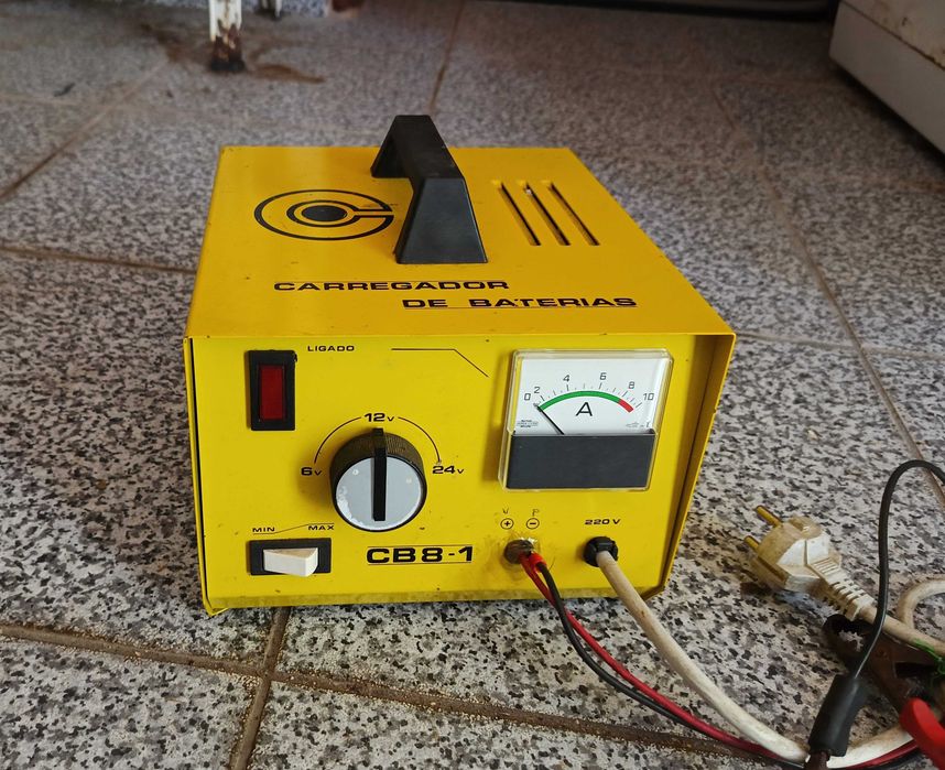 Carregador de baterias auto