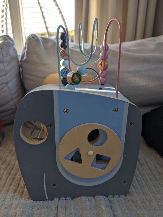 Drewniana zabawka edukacyjna, wielofunkcyjna.