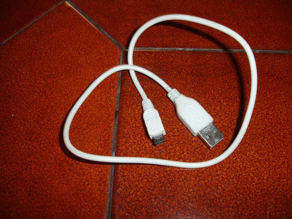 Vários cabos para telemóvel e tablet