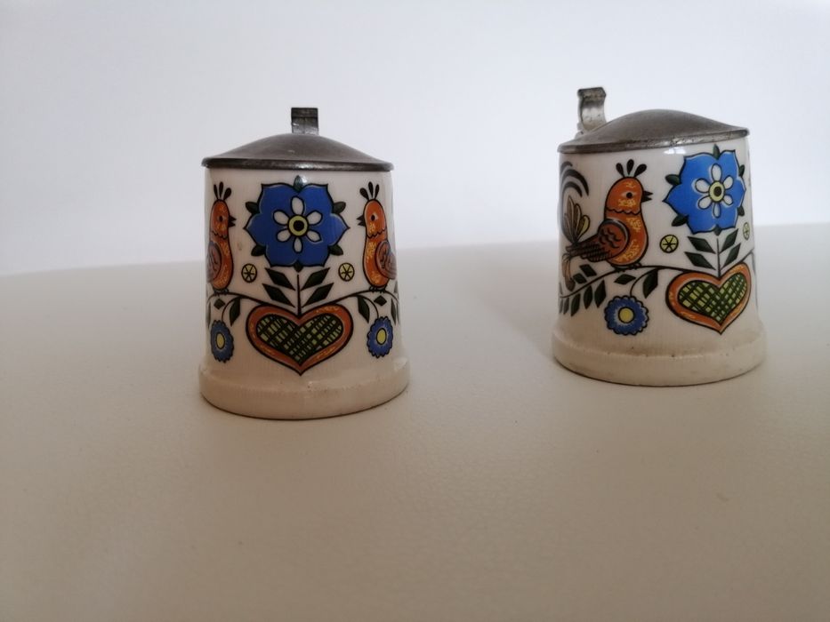 Stare małe malowane kufelki ceramiczne. Cena 1 szt