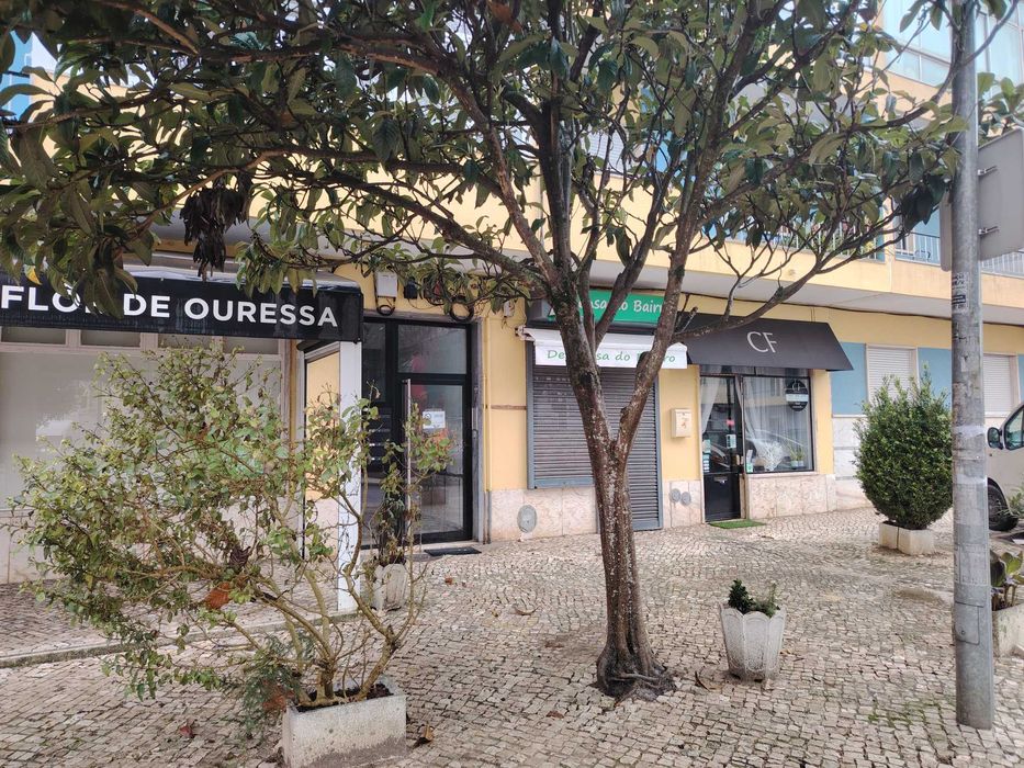 Alugo mesa para técnica de unhas