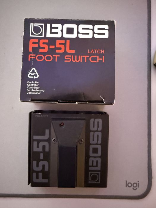 Vários pedais de guitarra e de voz