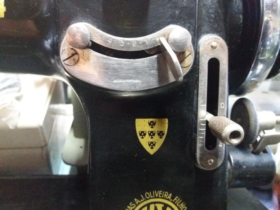 Oliva 46B com manual, caixa e garrafa de óleo originais (Reservada).