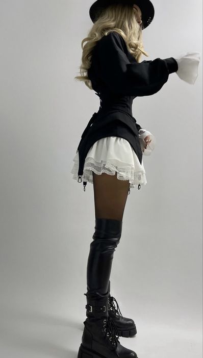 Продам костюм трійка( кофта, спідничка і баска )