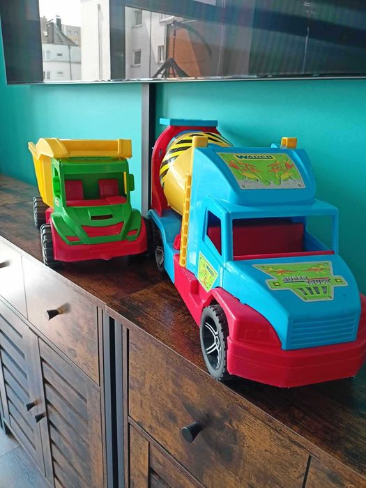 Duża betoniarka i wywrotka Wader