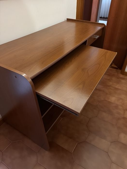 Secretária em otimo estado. A levantar pelo comprador.