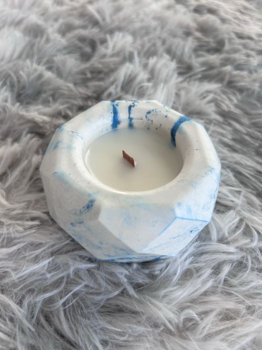 Vela decorativa em Jesmonite com design geométrico moderno