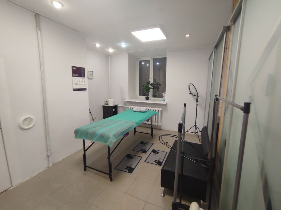 Здається два кабінета в центрі міста