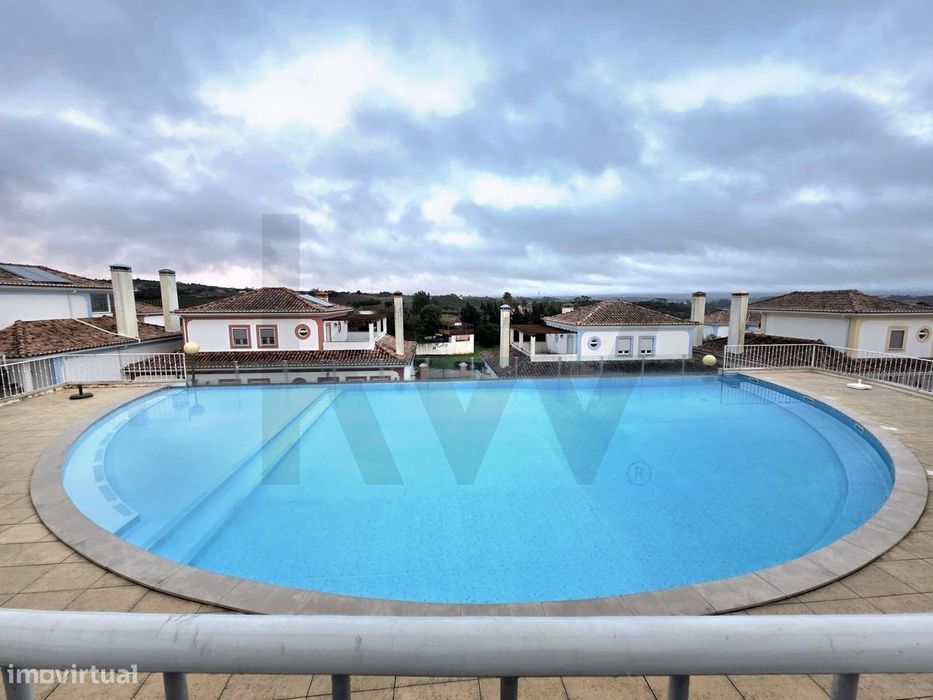 Moradia T4 com 2 Suítes, Terraço, Jardim e Parqueamento em Condomínio