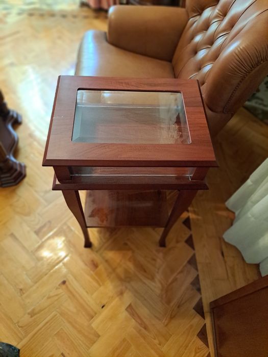 Mesa de apoio e vitrine de lembranças