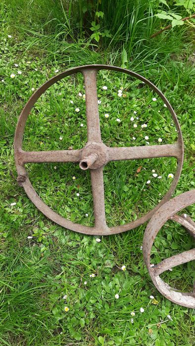 Metalowe kola z maszyn