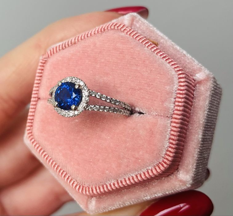 Przepiękny pierścionek, białe złoto 585, szafir, brylanty, rozm. 11