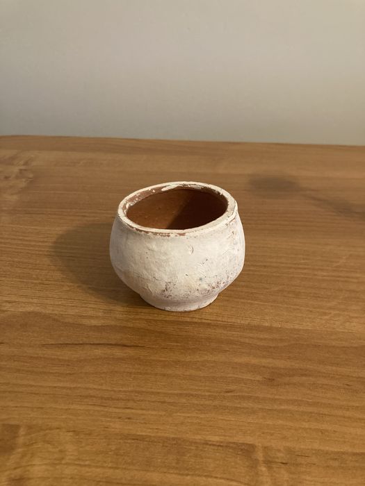 Biały organizer gliniany