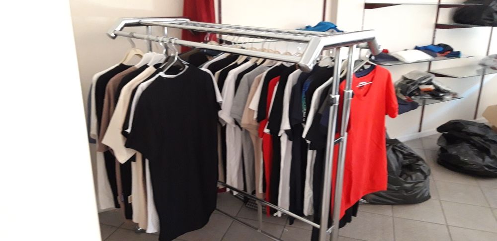 Cabides e montra de loja