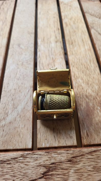 Baú Cofre com Dedal e linha para costura antigo