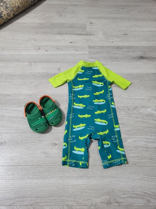 Купальник і крокси.