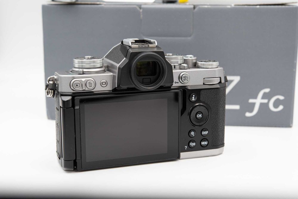 Nikon Z fc Kit Completo com 3 Lentes, Grip e Caixas Originais - Estado Imaculado
