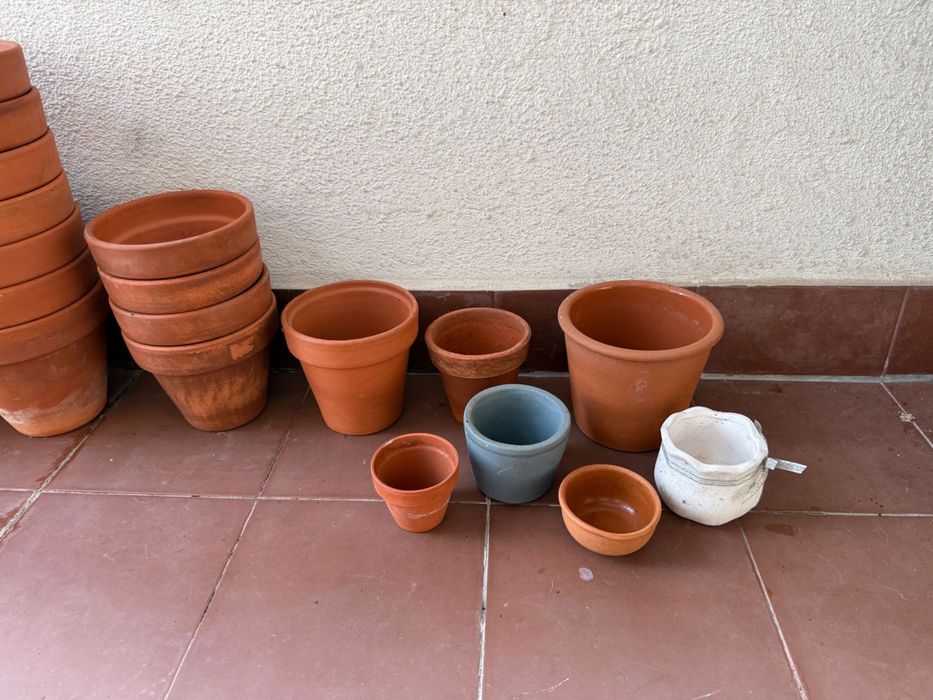 Conjunto de vasos e pratos para plantas em terracotta