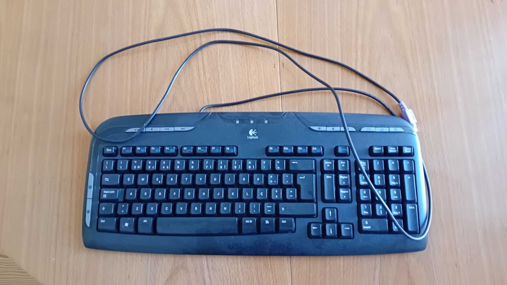 Teclado de computador preto