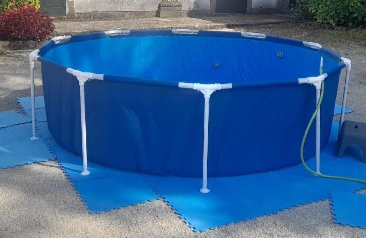 Piscina como Nova. Ainda em caixa fechada. Ofereço placas (protetoras de chão para a piscina, sendo o valor de cada pack de 15€). Conforme fotografia.