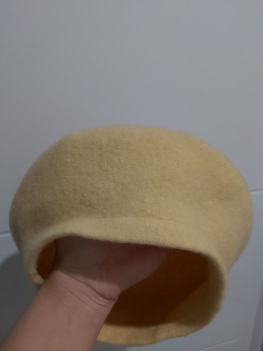 Beret koloru beżowego