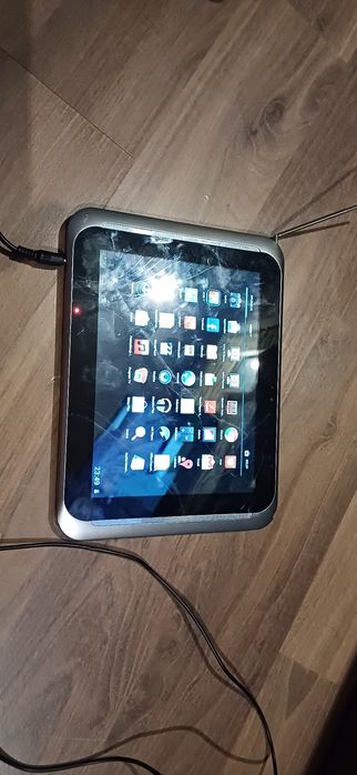 Tablet i samochodowy telewizor